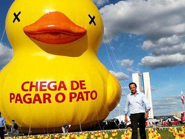 Presidente da Fiesp, Paulo Skaf, ao lado de pato durante protesto em Brasília  (Foto: Divulgação)