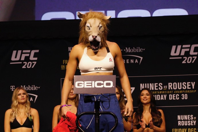 Amanda Nunes Pesagem UFC 207 (Foto: Evelyn Rodrigues)