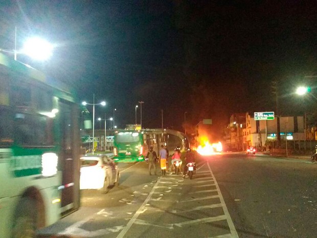 Grupo queimou ônibus durante protesto em Salvador (Foto: Divulgação/Transalvador)