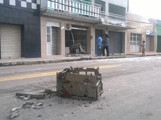 Grupo explodiu caixa eletrônico, que foi arremessado para o meio da rua em Areial, na Paraíba (Foto: Mário Aguiar/TV Paraíba)