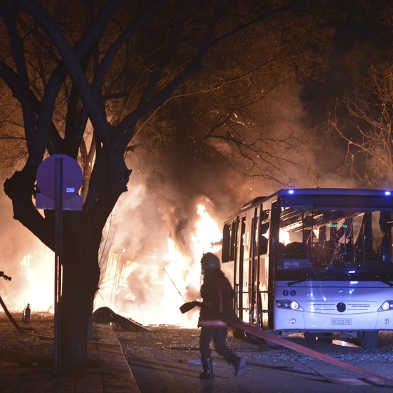 Bombeiros tentam controlar fogo após explosão em Ancara, Turquia.  (Foto: IHA via AP)
