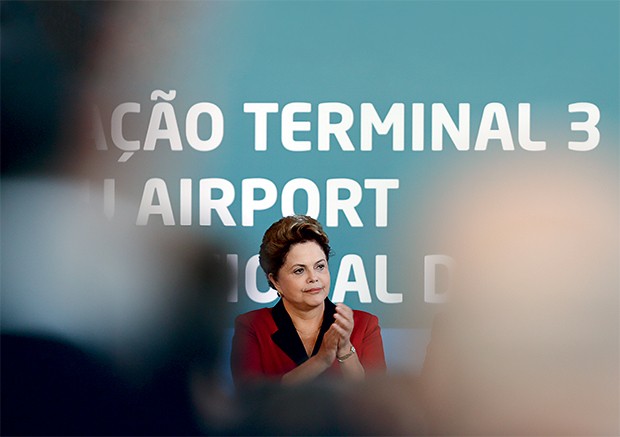 SÓ DOR DE CABEÇA Dilma no aeroporto de São Paulo. O deputado Luiz Moura é mais um problema a atrapalhar sua candidatura no Estado  (Foto: Paulo Whitaker/Reuters)