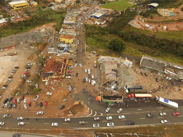 Imagem aérea mostra área destruída em Jarinu, interior de SP. Um temporal e fortes rajadas de ventos na noite de domingo (5) causaram uma morte e vários desabamentos em cidades do interior do estado, na região de Sorocaba e Jundiaí (Foto: Carlos Nardi/WPP/Estadão Conteúdo)