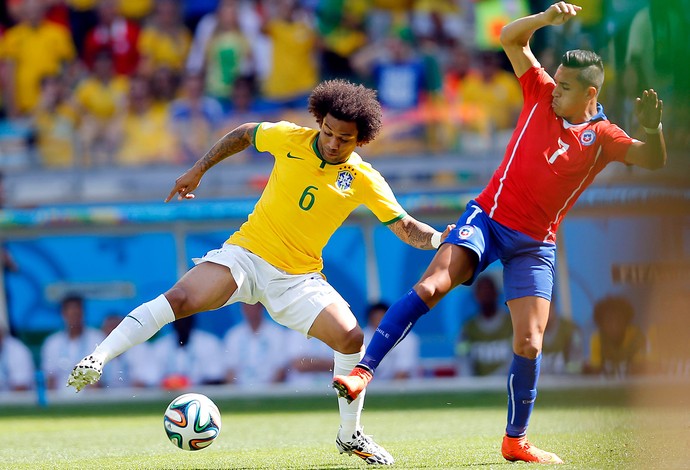 Brasil x Chile - Marcelo e Alexis Sanchez (Foto: Vipcomm)
