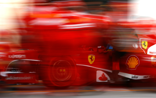 Fernando Alonso, da Ferrari, fazendo parada nos boxes (Foto: Getty Images)