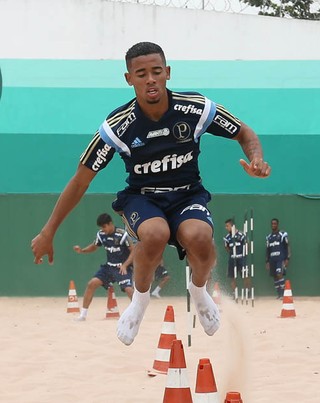 Gabriel Jesus se vê perto do gol com Cuca e fala em grupo 