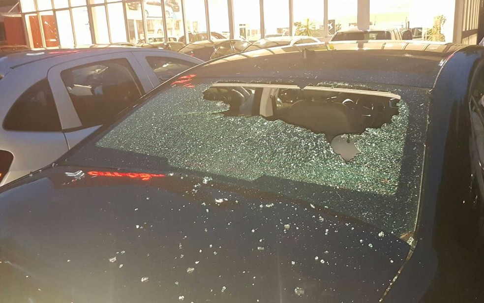 Carro da Citroen danificado durante protesto contra PEC do teto de gastos em Brasília (Foto: Polícia Civil/Divulgação)