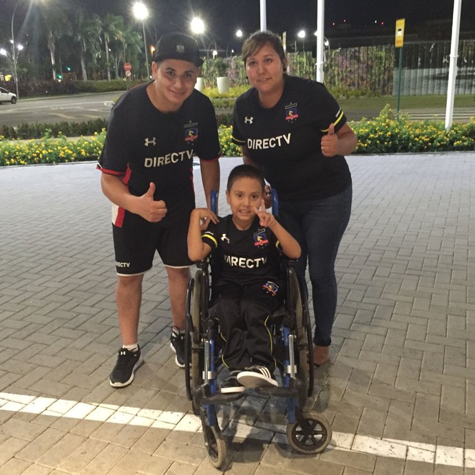 O pequeno Martin, com os pais Luiz e Karen, recebeu os jogadores do Colo-Colo (Foto: Felipe Siqueira)