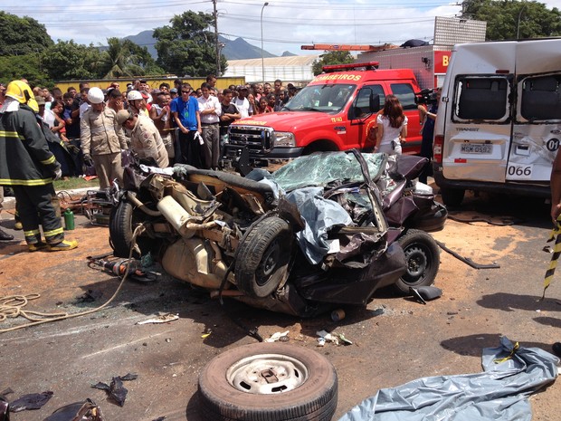 Carro foi esmagado embaixo de caminhão baú. (Foto: Leandro Tedesco/ G1ES)