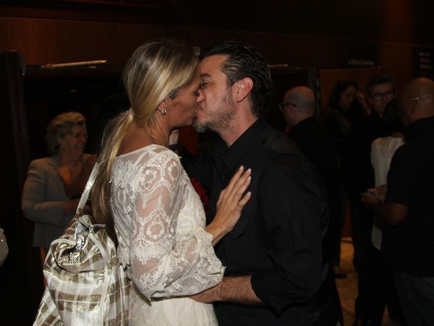 Adriane Galisteu dá beijão no marido, Alexandre Iódice (Foto: Paduardo e Thiago Duran/AgNews)