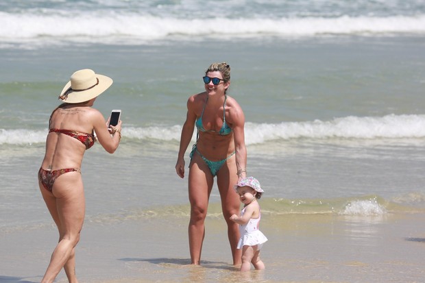 Mirella Santos na praia com a filha (Foto: Dilson Silva / AgNews)