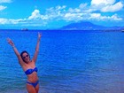 Adriana Birolli posa de biquíni em praia paradisíaca do Caribe