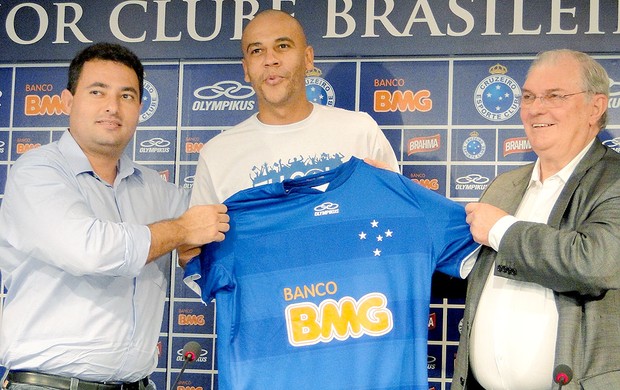 Alex Silva é apresentado no Cruzeiro (Foto: Marco Antônio Astoni / Globoesporte.com)
