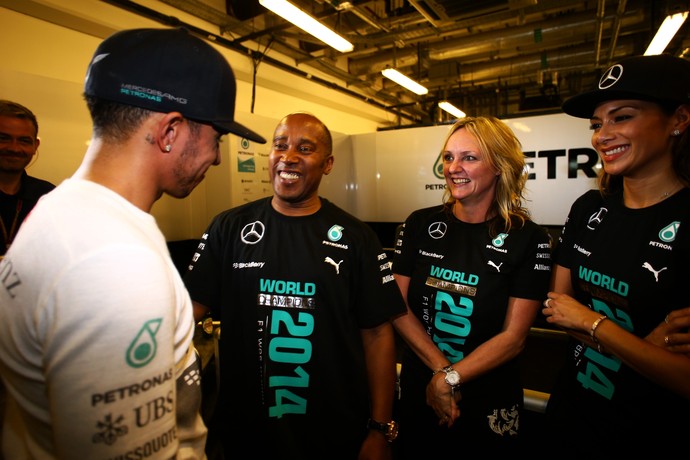 Lewis Hamilton com o pai Anthony Hamilton, a madrasta Linda Hamilton e a namorada Nicole Scherzinger (Foto: Getty Images)
