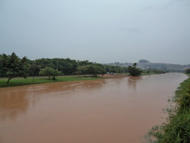 Rio Sorocaba baixou, mas ainda está próximo ao limite das margens (Foto: Tássia Lima/G1)