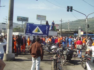 Estivadores fazem novo protesto e bloqueiam a entrada de Santos (Foto: Roberto Strauss / TV Tribuna)