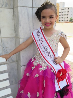 Manu Rodrigues vestida de Miss Estado de São Paulo Princesas Del Mundo (Foto: Mariane Rossi/G1) Manu Rodrigues vestida de Miss Estado de São Paulo Princesas Del Mundo (Foto: Mariane Rossi/G1)