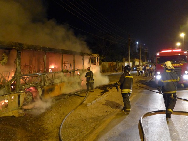 Corpo de Bombeiros apaga chamas em ônibus. (Foto: César Hipólito/TV Mirante)