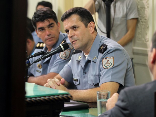 Robson da Silva ao lado do comandante-geral da PM, Pinheiro Neto, na audiência pública da CPI dos Autos de Resistência (Foto: Carolina Lessa/ Alerj)
