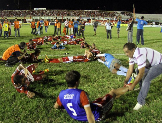 Técnico Celso Teixeira e jogadores homenageiam Neto Maranhão (Foto: Márcio Barbosa)