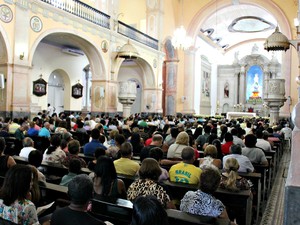 Fiéis lotaram a Catedral Metropolitana de Manaus durante a missa do Domingo de Páscoa (Foto: Sérgio Victor/G1 AM)