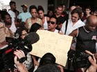 Enterro de dançarino do 'Esquenta!', no Rio, é marcado por manifestações 