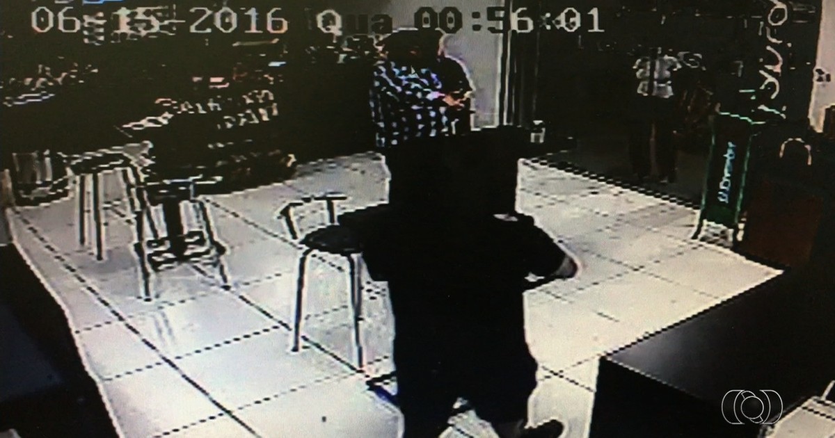 G Vídeo mostra médico tentando pagar bebidas antes de xingar casal gay notícias em Goiás