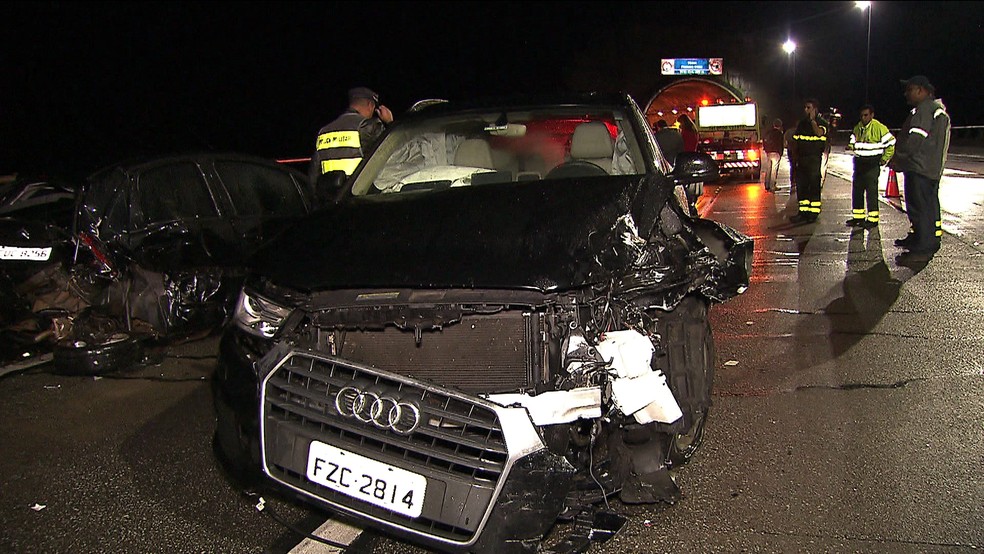 Carro atropela motorista na Rodovia dos Imigrantes (Foto: Reprodução/TV Globo)