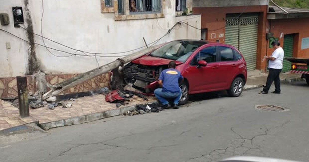 Carro bate e derruba poste em Barra Mansa, RJ - Globo.com