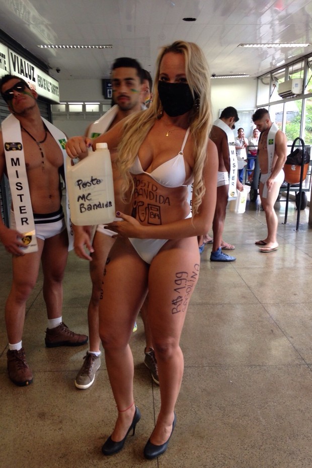 A funkeira brasiliense MC Bandida e os candidatos ao Mister DF fazem protesto (Foto: Divulgao)