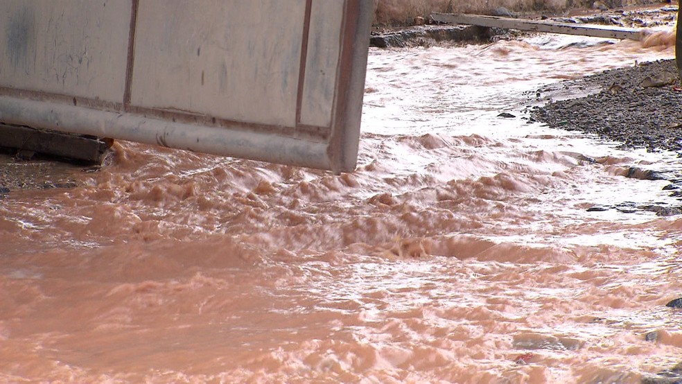 Rompimento da tubulação ocasionou perda de água (Foto: Reprodução/TV Globo)
