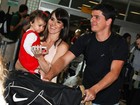 Fernanda Pontes desembarca em SP com marido e a filha, Malu