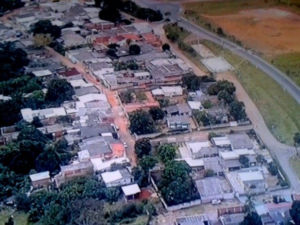 Vista aérea de quadras afetadas pelo rompimento de adutora  (Foto: TV Globo/Reprodução)