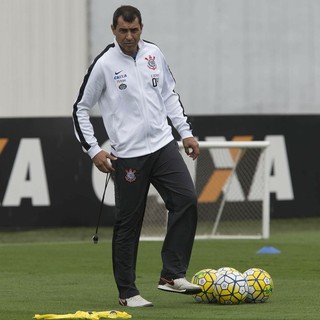 Treino cheio, tablet e lance polêmico: o primeiro treino de Carille no Timão