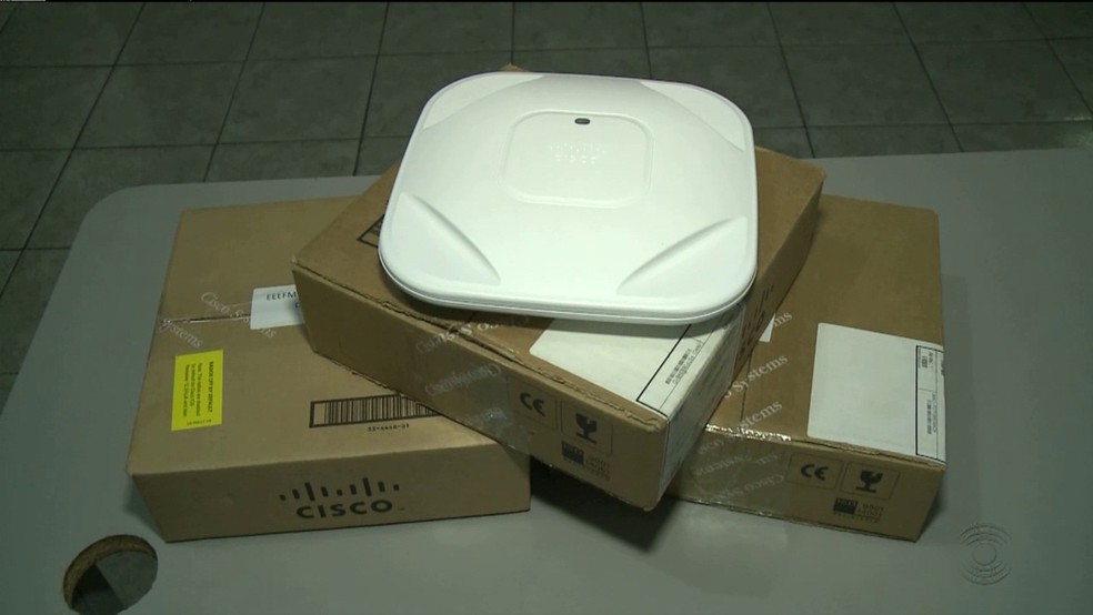 Roteadores deveriam ter sido instalados em escolas p&uacute;blicas na Para&iacute;ba (Foto: Reprodu&ccedil;&atilde;o/TV Para&iacute;ba)