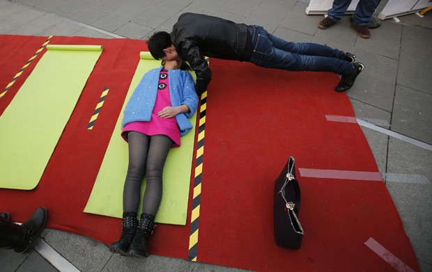 Competição em parque de diversões em Pequim procurava o beijo mais inusitado entre os casais (Foto: Kim Kyung-Hoon/Reuters)