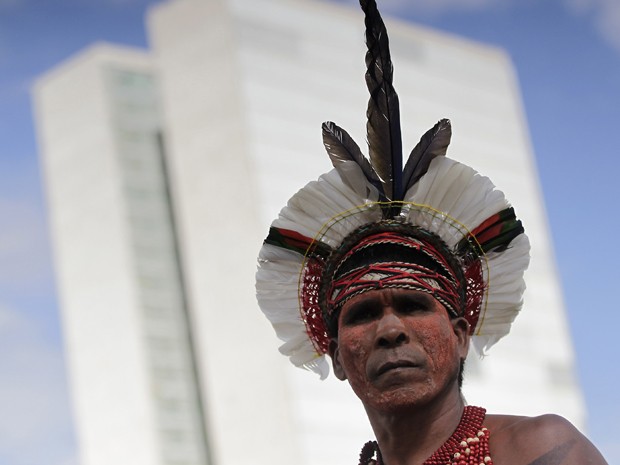 Indígena que participa de protesto em Brasília diante do prédio do Congresso Nacional (Foto: Ueslei Marcelino/Reuters)
