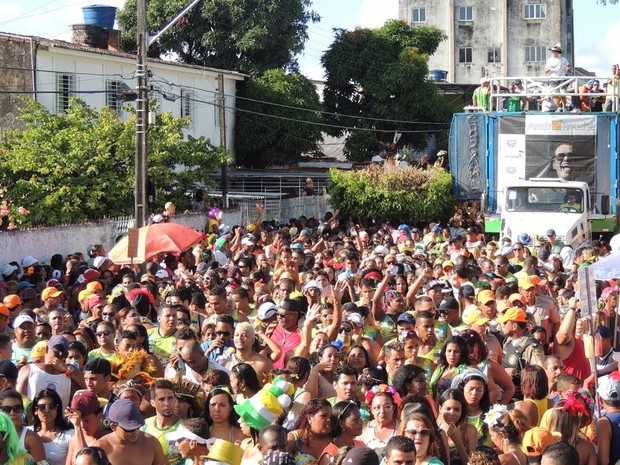 Os Irresponsáveis desfila na Zona Norte do Recife (Foto: Luna Markman / G1)