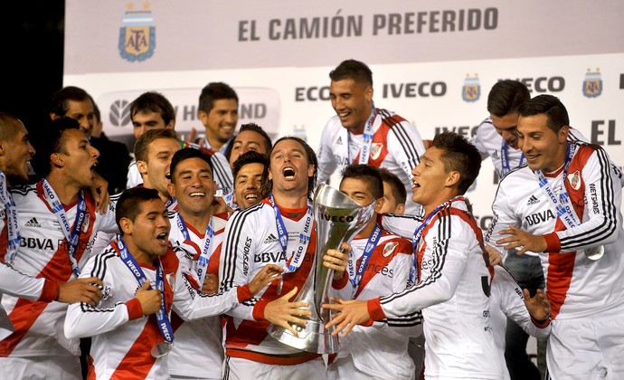 River Plate com o troféu Argentina (Foto: EFE)