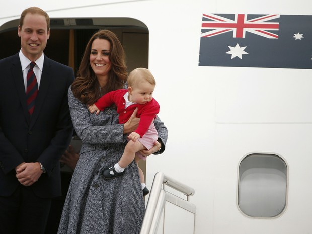 Príncipe William e Kate Middleton com o filho, George, deixam Canberra, na Austrália (Foto: Phil Noble/ Reuters)