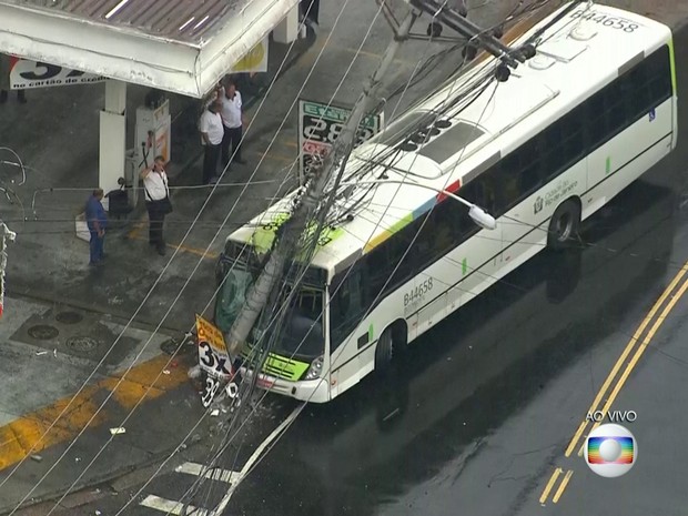 Ônibus bateu em poste na Estrada do Portela (Foto: Reprodução/TV Globo)