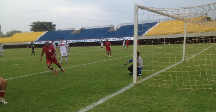 Taquarussú e Colinas jogaram no estádio Nilton Santons (Foto: Edson Reis/GloboEsporte.com)