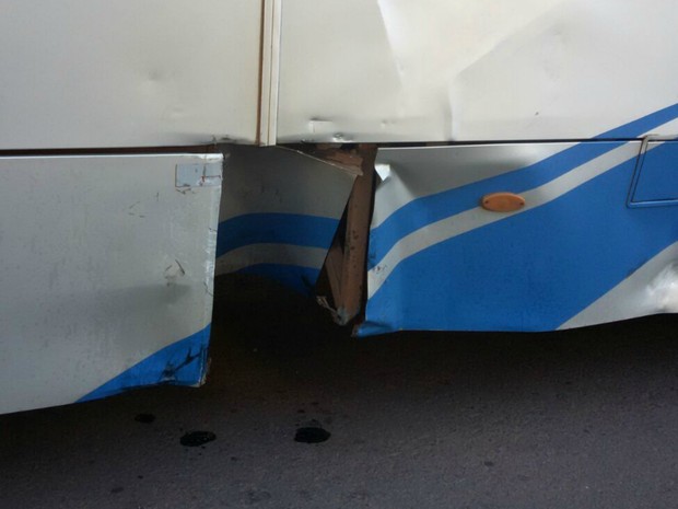 Ônibus ficou danificado com a colisão do motocilista (Foto: Ariovaldo Dantas/TV Morena)