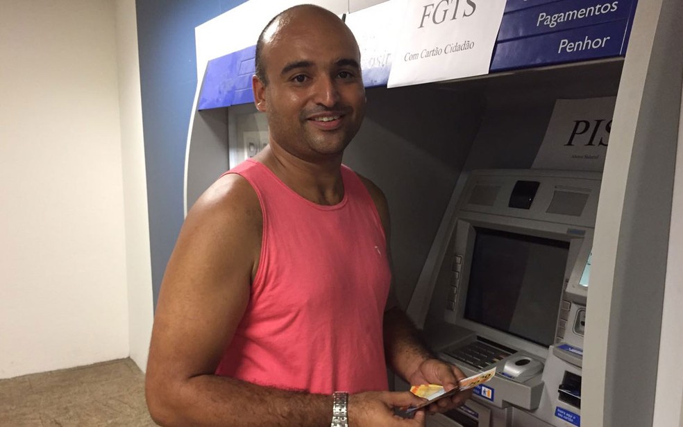 Vigilante Diogo Batista tentou fazer o saque na sexta (10) mas desistiu quando viu que a agência estava lotada e voltou na manhã deste sábado (11) (Foto: Bruno Albernaz)