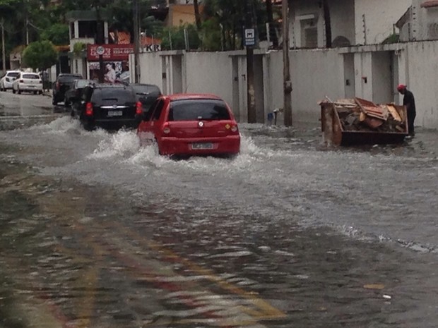 Chuva deixa ruas de Fortaleza alagadas (Foto: Bárbara Sena/TV Verdes Mares)