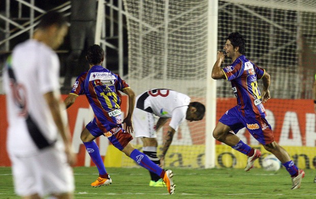 Marco Goiano gol Bonsucesso (Foto: Marcos de Paula / Ag. Estado)