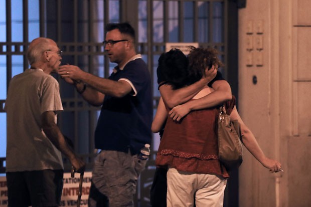 Moradores de Nice após atentado no Dia da Bastilha na cidade francesa (Foto: Valery Hache/AFP)