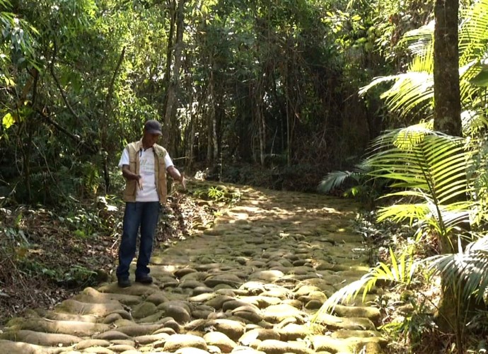 Guia turístico explica o Caminho do Ouro de Paraty-Cunha  (Foto: Reprodução/ Rio Sul Revista )