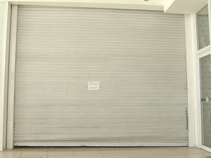 Area onde ficam os caixas eletronicos esta isolada no Serramar em Caraguatatuba (Foto: Reprodução/TV Vanguarda)