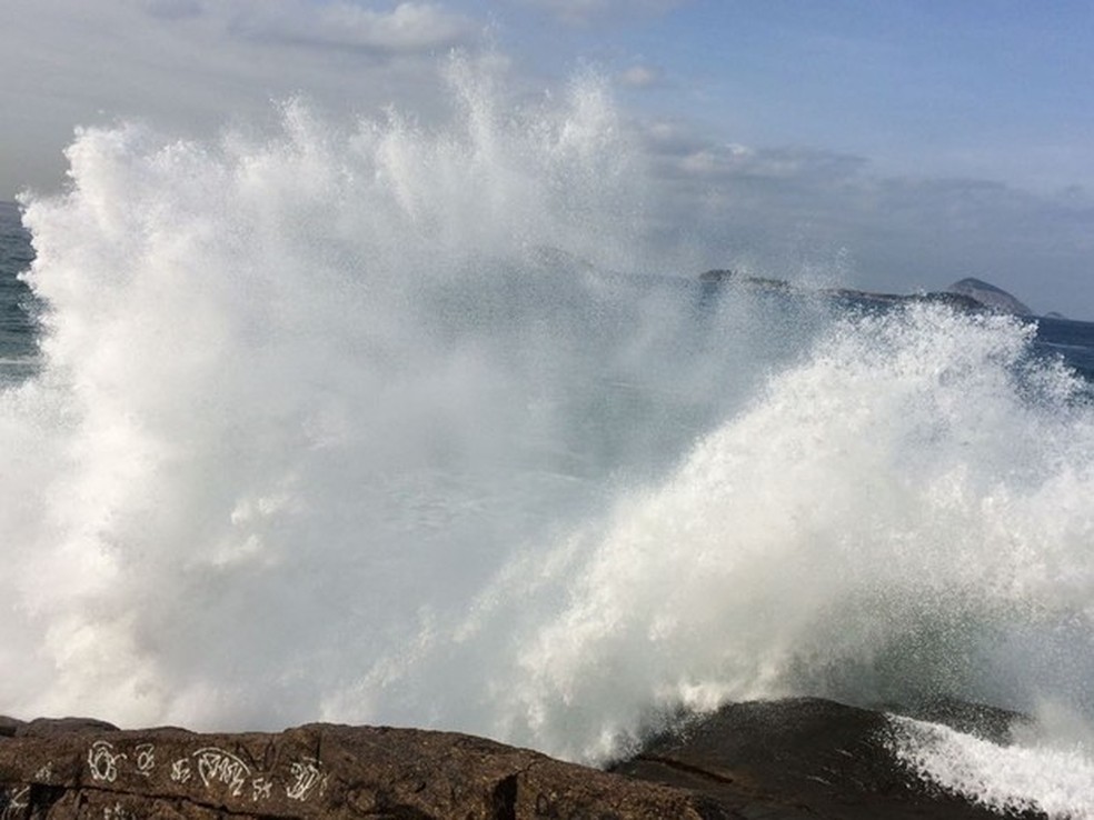 Previsão da Marinha é de ondas de até 3,5 metros (Foto: Gabriel Barreira/G1)